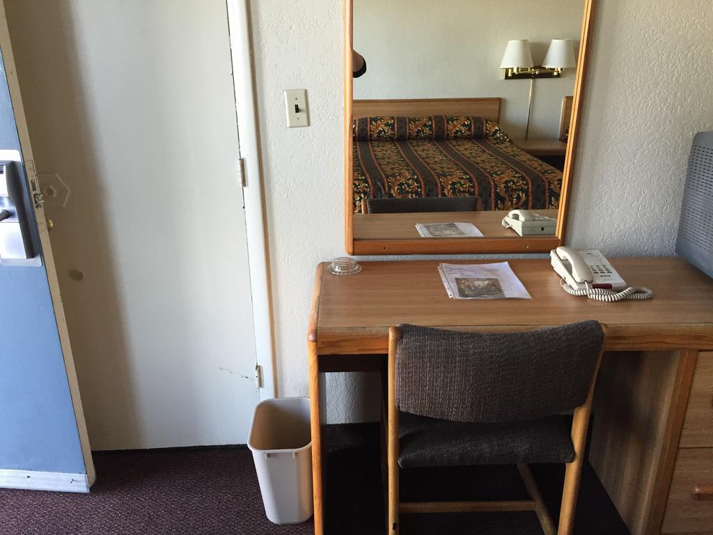 Ez 8 Motel Airporter Феникс Номер фото